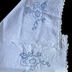 Vintage Embroidered Floral Table Runner With Crocheted Edges 18x42
